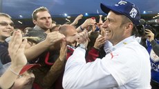 Trenér Viktorie Plzeň Karel Krejčí si plácá s fanoušky.