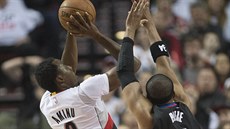 Al-Farouq Aminu z Portlandu zakon�uje, brání ho Paul Pierce z Los Angeles...