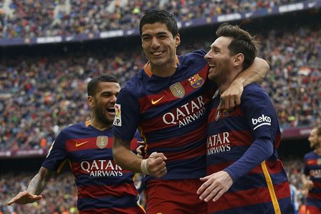 Fotbalisté Barcelony se radují z gólu Lionela Messiho (vpravo), který je v...
