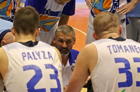 Trenér prostjovských basketbalist Zbynk Choleva úkoluje hráe bhem tvrtého...