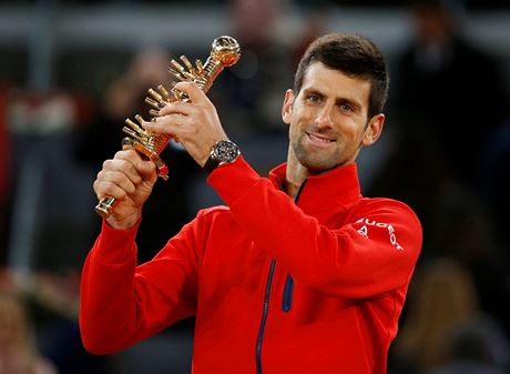 Srbský tenista Novak Djokovi pózuje s trofejí pro vítze antukového turnaje v...