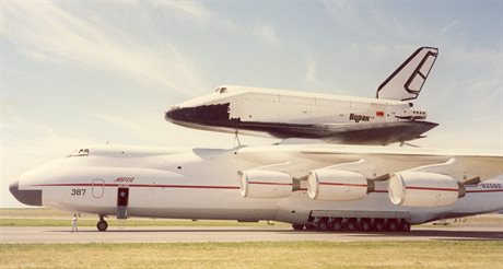 Antonov s Buranem na zdech