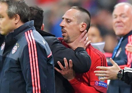 Franck Ribéry z Bayernu Mnichov se snaí uklidnit trenéra Diega Simeoneho z...