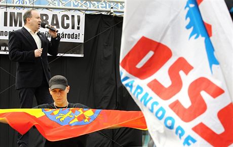 Demonstrace DSSS v Ústí nad Labem. Na pódiu je Tomá Vandas (vpravo). 1.5.2016