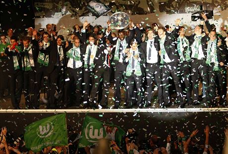 Oslavy titulu v podání fotbalist Wolfsburgu a fanouk.