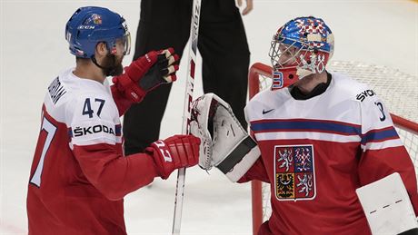 etí hokejisté Pavel Francouz (vpravo) a Michal Jordán se radují z výhry nad...