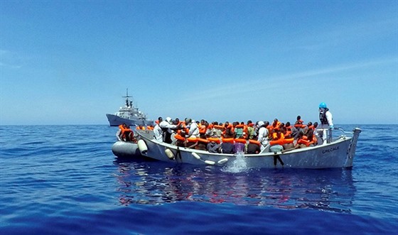 Italské námonictvo zachránilo ve Stedozemním moi desítky migrant a odvezlo...