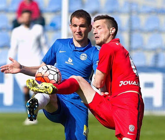 O mí bojují liberecký útoník Marek Bako a obránce Mihailo Jovanovi z Brna...