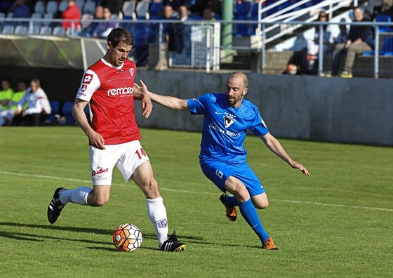 Pardubický Jan Jeábek (vlevo) v utkání proti Vlaimi