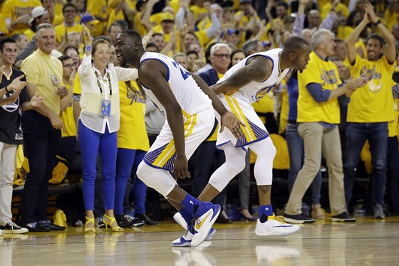 TANEEK RADOSTI. Pedvedli fanoukm Draymond Green (vlevo) a Andre Iguodala z...