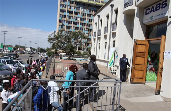 Zástupy lidí ekají ped bankou v zimbabwském Harare, aby si vybrali hotovost...