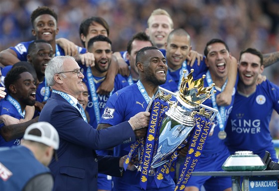 NEZAPOMENUTELNÝ OKAMIK. Kapitán Wes Morgan a trenér Claudio Ranieri pebrali...