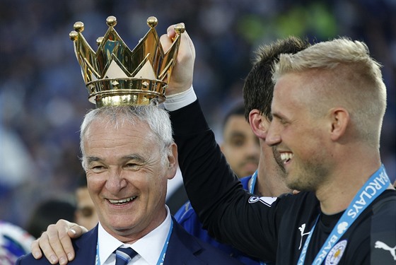 KRÁL CLAUDIO. Trenér Claudio Ranieri pi oslavách mistrovského titulu...