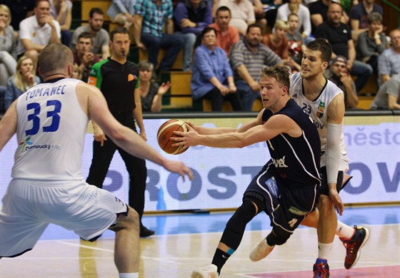 Momentka ze semifinálového duelu basketbalové ligy mezi Prostjovem a Dínem.