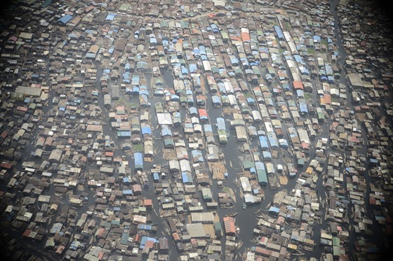 Město chudých na vodě. Makoko je ale též příkladem skutečné komunity.