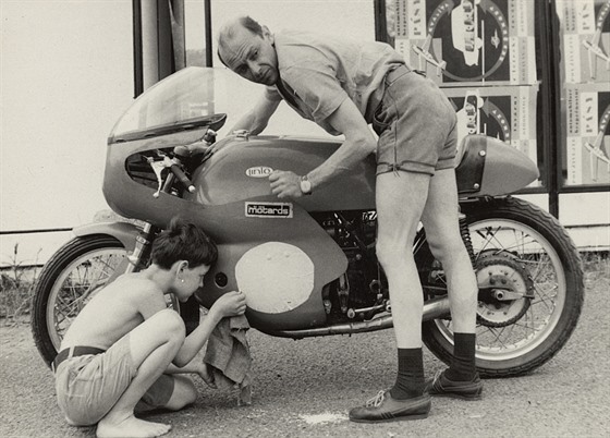 Klasická momentka. Steve Ellis spolu se svým synem připravují motorku do...