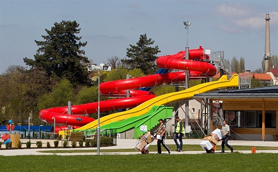 K venkovnímu bazénu s toboganem a velkými skluzavkami se pimyká skatepark,...