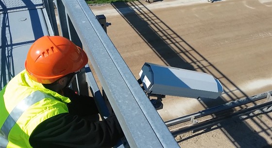 Na D1 instalují kamerový systém. Bude m��it rychlost aut.