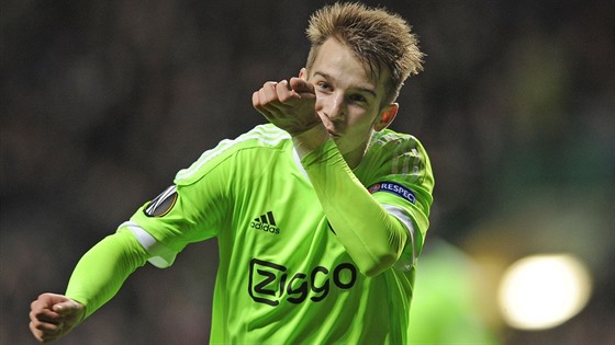 eský fotbalista Václav erný z Ajaxu Amsterdam slaví gól.