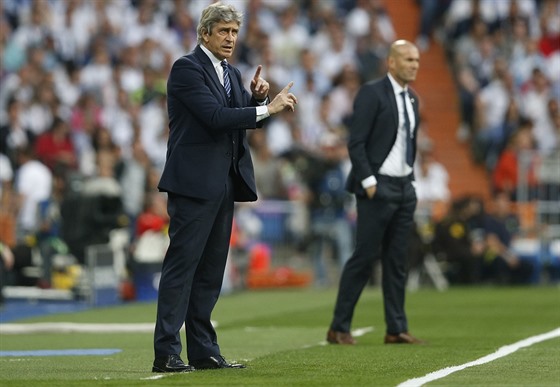 Manuel Pellegrini, trenér Manchesteru City (vlevo) a Zinedine Zidane z Realu...