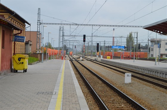 Vlaky na trati České Budějovice - Praha projíždějí přes opravené nádraží ve Veselí nad Lužnicí.