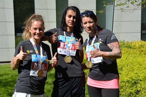 Sandra, Pamela a Lenka (zleva) úspěšně absolvovaly štafetový běh na pražském...