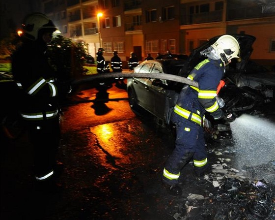 Neznámý žhář zapálil kontejnery v Praze 7, oheň se rozšířil na zaparkovaná auta...