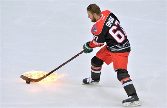 Švéd Linus Omark se při Utkání hvězd KHL  blýskl nájezdem se zapálenou čepelí...