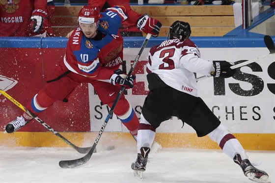 Ruský hokejista Sergej Mozjakin (vlevo) nadskoil u mantinelu, ene se po nm...