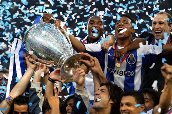 Porto se raduje z triumfu v Lize mistr v roce 2004.