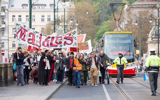 Pratí studenti slaví Majáles alegorickým prvodem.(1.5.2016)