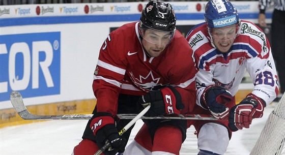 David Pastrňák (vpravo) brání kanadského hokejistu  Codyho Ceciho.