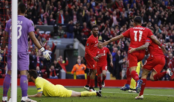 Daniel Sturridge (vpravo) a Roberto Firmino z Liverpoolu slaví gól v zápase s...