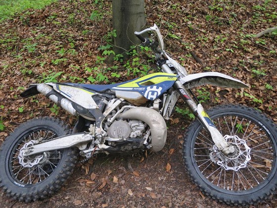 Terénní motorka šestadvacetiletého jezdce, který se s ní proháněl v lese ve...