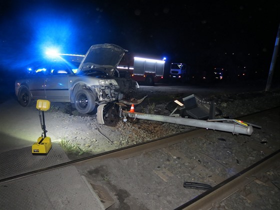 Řidič Škody Superb narazil do signalizačního zařízení, které se následně...