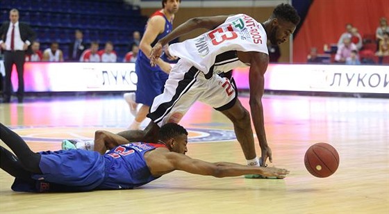 Howard Sant-Roos (v bílém) z Nymburka posouvá mí v duelu s CSKA Moskva. Na zem...