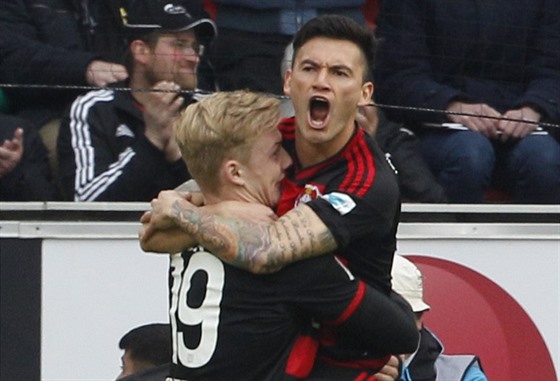 Julian Brandt (vlevo) a Charles Aranguiz slaví gól Leverkusenu.