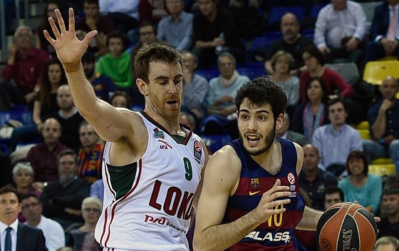 Álex Abrines (vpravo) z FC Barcelona uniká dalímu panlskému hrái Víctoru...