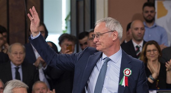 Claudio Ranieri pebírá cenu pro nejlepího italského trenéra fotbalové sezony.