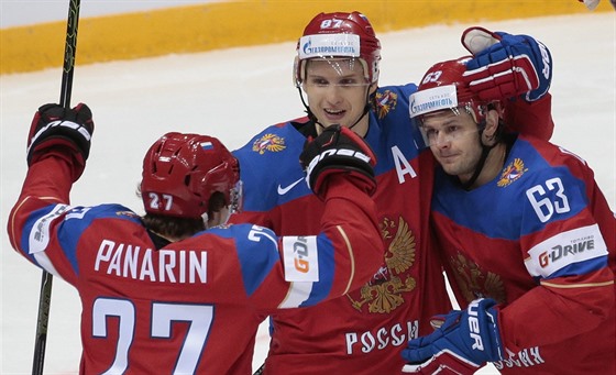 Ruští hokejisté se radují z gólu proti Lotyšsku.