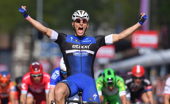 Marcel Kittel triumfáln pijídí do cíle druhé etapy Gira.