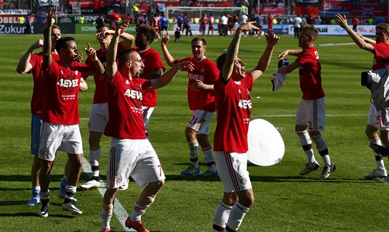 JSME NEJLEPÍ! Fotbalisté Bayernu Mnichov slaví tvrtý titul v ad.