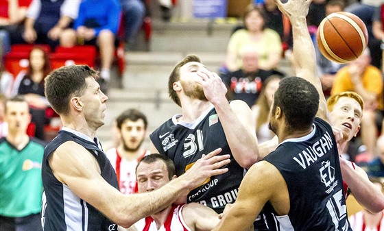 Momentka z basketbalového semifinále mezi Pardubicemi (bíloervená) a Nymburkem