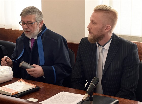 Obalovaný Michal Havel (vpravo) u ústeckého soudu.  