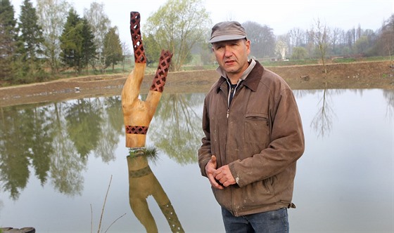 Majitel rybníka Ivan Lövy před svým „galerijním“ rybníkem.