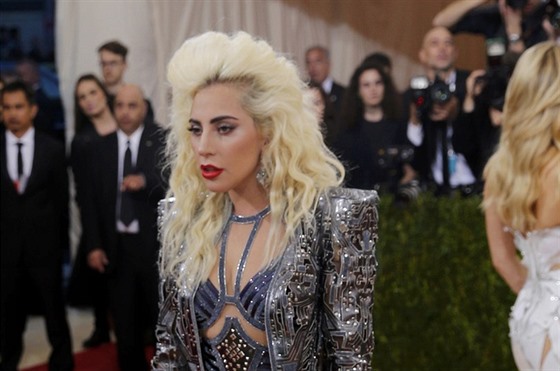 Lady Gaga na Met Gala (New York, 2. kvtna 2016)