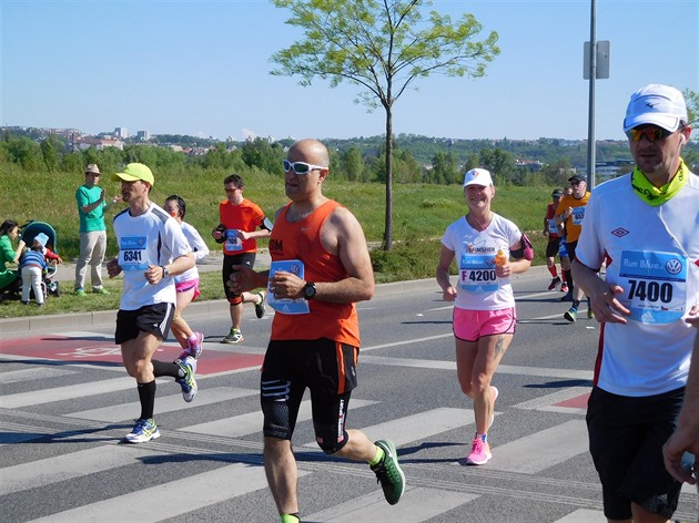 Lida Ford s číslem 4200 běží v Praze s úsměvem svůj 106. maraton.
