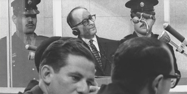 Eichmann nebyl úředník slepě plnící rozkazy. Koncept “banálního zla” neodpovídá faktům