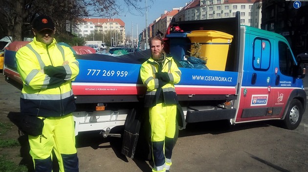 V terénu operuje akní hlídka isté trojky.