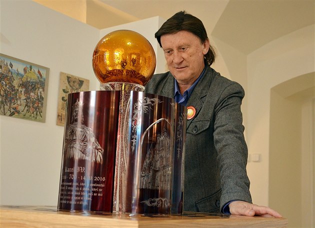 Novoborský výtvarník Pavel Danys po roce dokonil sklennou plastiku k...